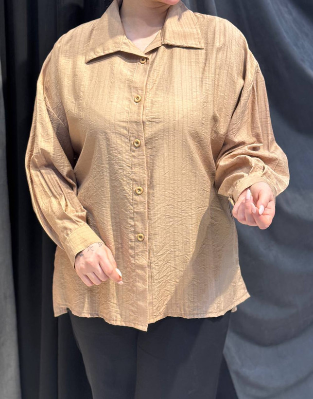 نمای نزدیک پارچه کریسپو با کیفیت در شومیز صورتی